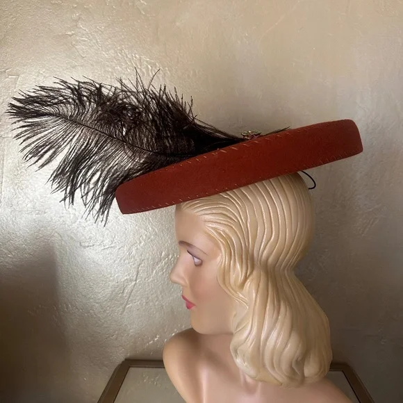 RAVISHING 1940s' CINNAMON COLOR TILT FELT HAT WITH LARGE BROWN FEATHERS + JEWEL